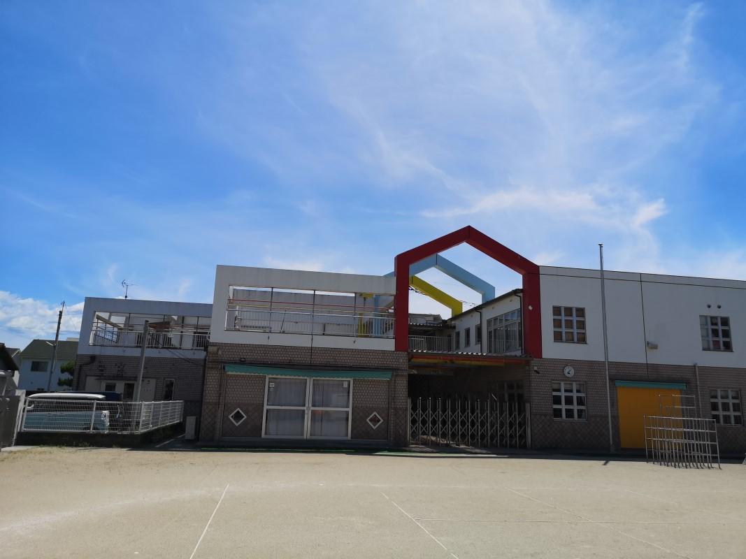 運動場側から見た園舎です